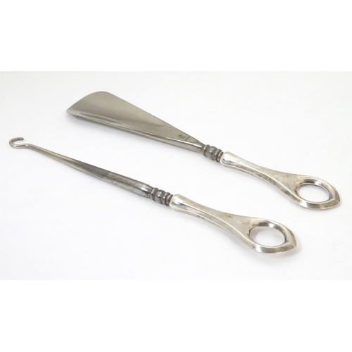 439 - A silver handled shoe horn and a silver handled lace / button hook. Both hallmarked Birmingham 1913 ... 