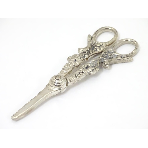 442 - Late 19th / early 20thC grape shears with fruiting vine and running fox detail to handles. Approx. 6... 