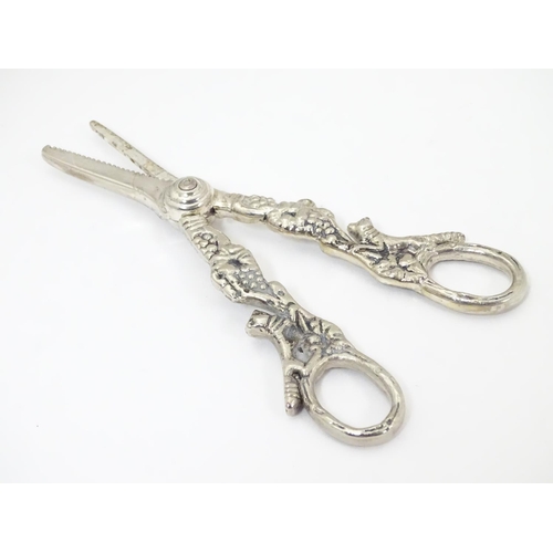 442 - Late 19th / early 20thC grape shears with fruiting vine and running fox detail to handles. Approx. 6... 