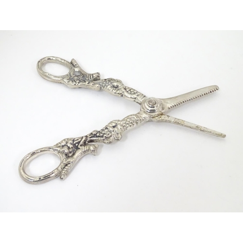 442 - Late 19th / early 20thC grape shears with fruiting vine and running fox detail to handles. Approx. 6... 