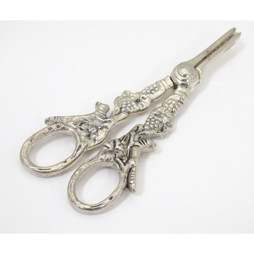 442 - Late 19th / early 20thC grape shears with fruiting vine and running fox detail to handles. Approx. 6... 