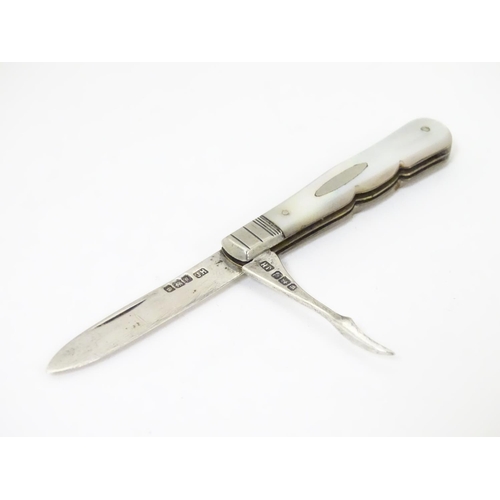 447 - A Victorian mother of pearl handled folding fruit knife and orange peeler with a silver blade, the k... 