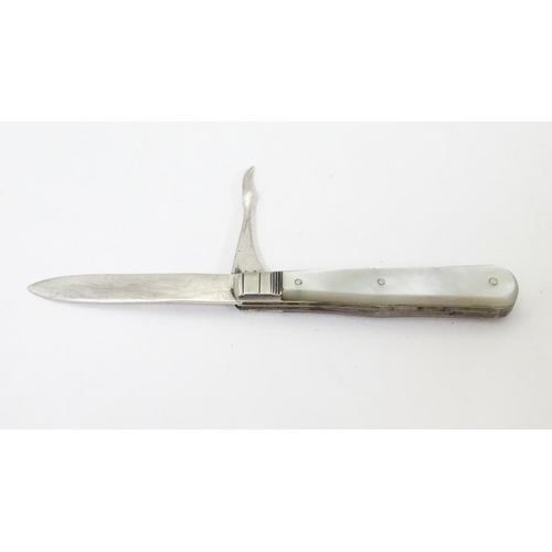 447 - A Victorian mother of pearl handled folding fruit knife and orange peeler with a silver blade, the k... 