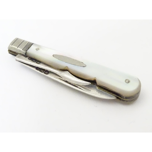 447 - A Victorian mother of pearl handled folding fruit knife and orange peeler with a silver blade, the k... 