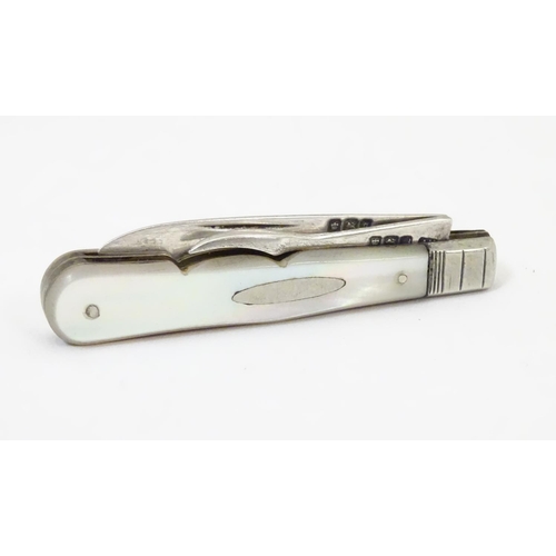 447 - A Victorian mother of pearl handled folding fruit knife and orange peeler with a silver blade, the k... 