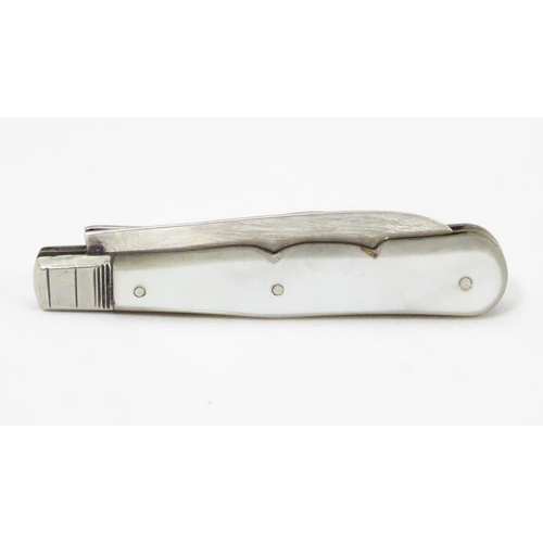 447 - A Victorian mother of pearl handled folding fruit knife and orange peeler with a silver blade, the k... 