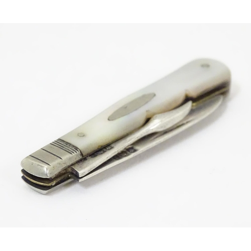 447 - A Victorian mother of pearl handled folding fruit knife and orange peeler with a silver blade, the k... 