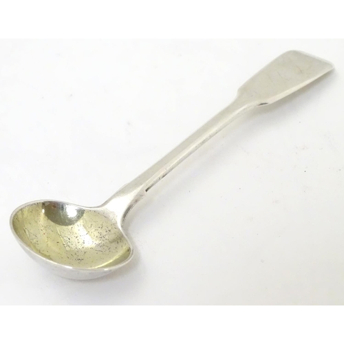 460 - A George IV silver fiddle pattern salt spoon with gilded bowl, hallmarked London 1827, maker Richard... 