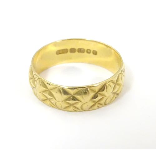 512 - An 18ct gold ring (approx 3g ). Ring size K 1/2.