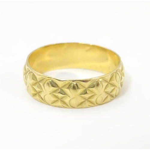 512 - An 18ct gold ring (approx 3g ). Ring size K 1/2.