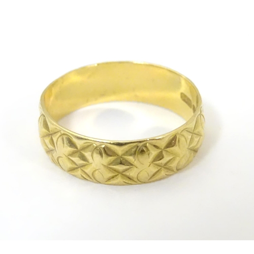 512 - An 18ct gold ring (approx 3g ). Ring size K 1/2.