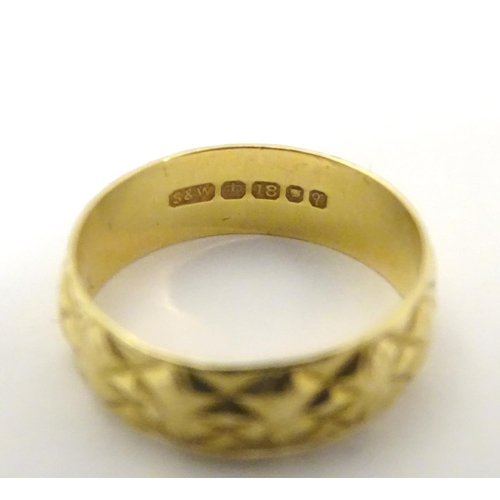 512 - An 18ct gold ring (approx 3g ). Ring size K 1/2.