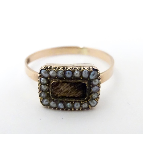 527 - Memorial / Mourning jewellery : A 19thC 9ct gold ring with central plaited lock of hair bordered by ... 