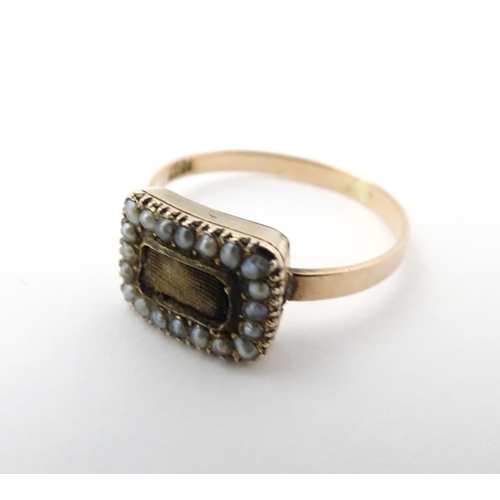 527 - Memorial / Mourning jewellery : A 19thC 9ct gold ring with central plaited lock of hair bordered by ... 