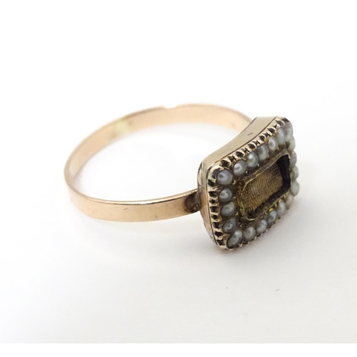 527 - Memorial / Mourning jewellery : A 19thC 9ct gold ring with central plaited lock of hair bordered by ... 