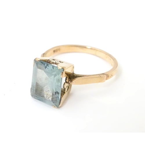 528 - A 14ct gold ring set with baguette coloured blue stone. Ring size approx K