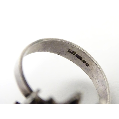 535 - A late 20thC silver ring with modernist decoration. Ring size approx J 1/2