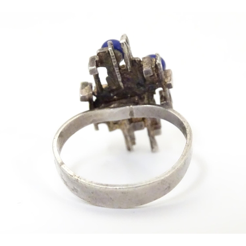 535 - A late 20thC silver ring with modernist decoration. Ring size approx J 1/2