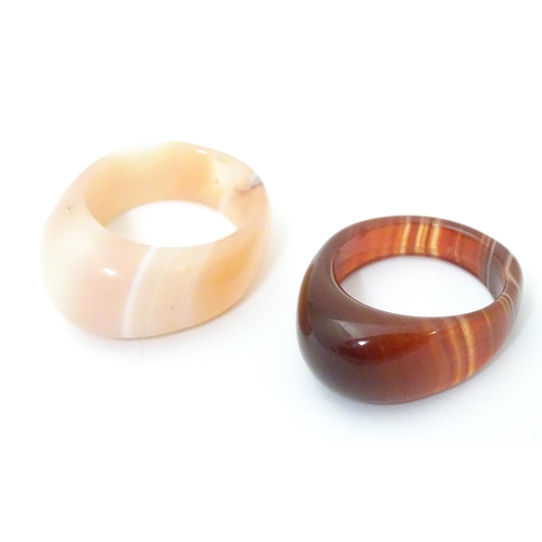 538 - Two retro 20thC agate hardstone dress rings. ring size approx R and U 1/2 (2)