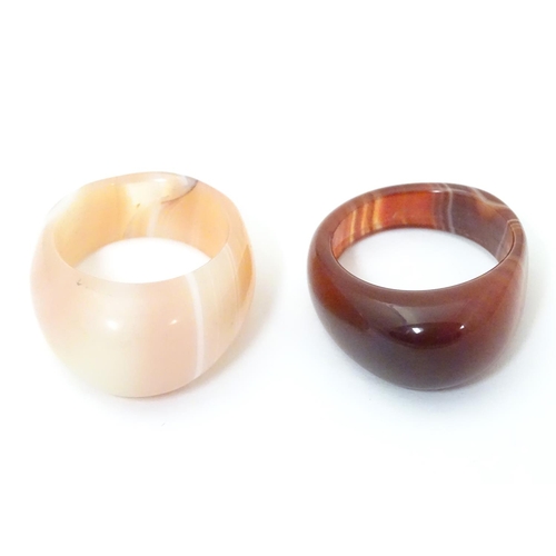 538 - Two retro 20thC agate hardstone dress rings. ring size approx R and U 1/2 (2)