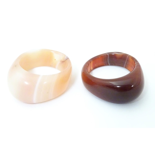 538 - Two retro 20thC agate hardstone dress rings. ring size approx R and U 1/2 (2)