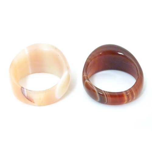 538 - Two retro 20thC agate hardstone dress rings. ring size approx R and U 1/2 (2)