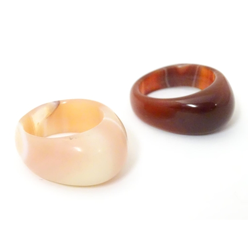 538 - Two retro 20thC agate hardstone dress rings. ring size approx R and U 1/2 (2)