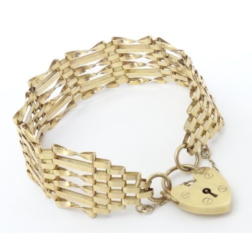 539 - A 9ct gold bracelet with padlock clasp . Approx 7 1/2