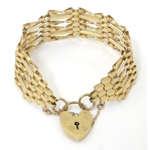 539 - A 9ct gold bracelet with padlock clasp . Approx 7 1/2