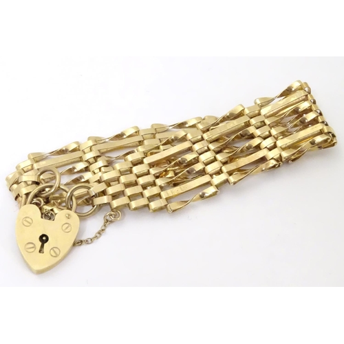 539 - A 9ct gold bracelet with padlock clasp . Approx 7 1/2