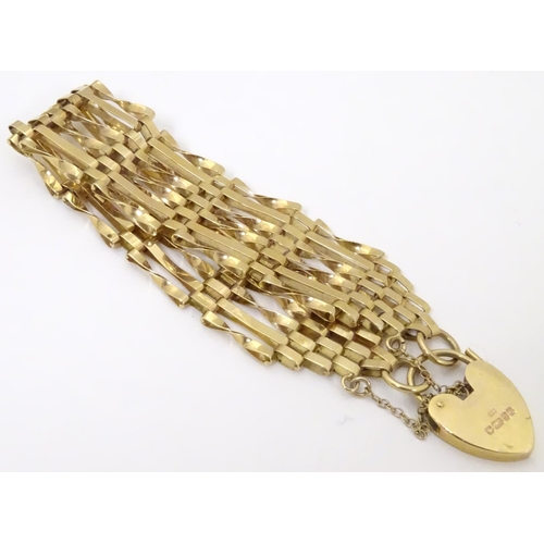 539 - A 9ct gold bracelet with padlock clasp . Approx 7 1/2