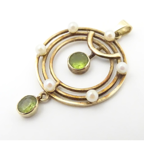 541 - A 9ct gold pendant of circular form set with peridot and seed pearl approx. 1 1/2