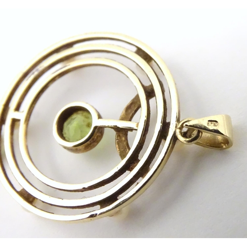 541 - A 9ct gold pendant of circular form set with peridot and seed pearl approx. 1 1/2