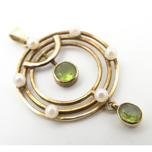 541 - A 9ct gold pendant of circular form set with peridot and seed pearl approx. 1 1/2