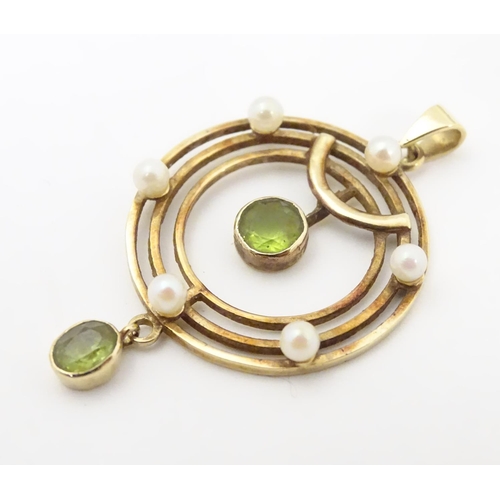 541 - A 9ct gold pendant of circular form set with peridot and seed pearl approx. 1 1/2