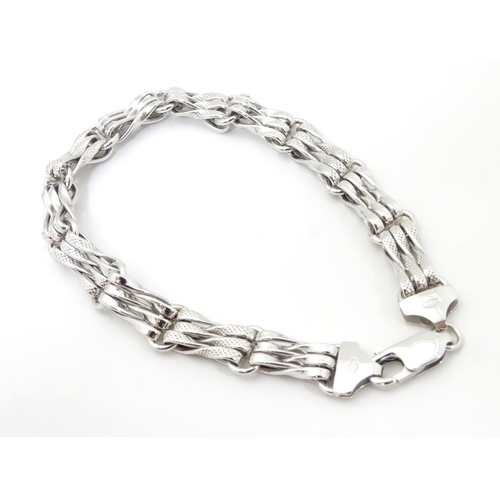 547 - A 9ct white gold bracelet approx 7 1/2