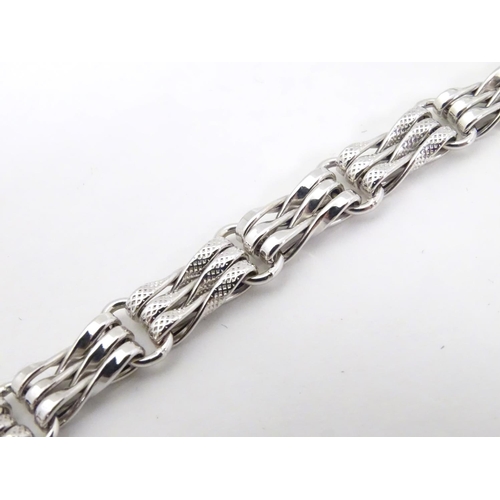 547 - A 9ct white gold bracelet approx 7 1/2