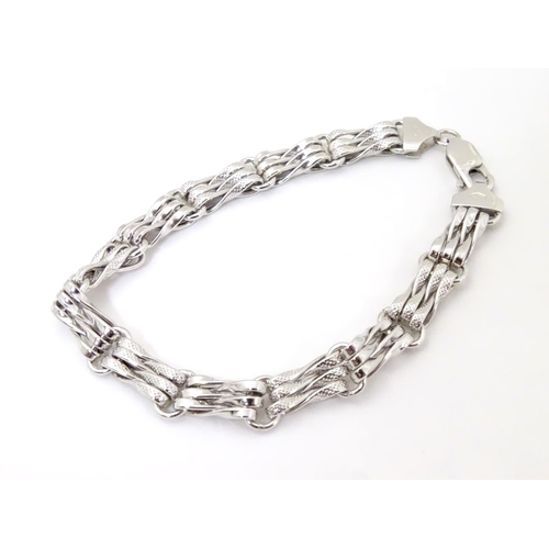 547 - A 9ct white gold bracelet approx 7 1/2