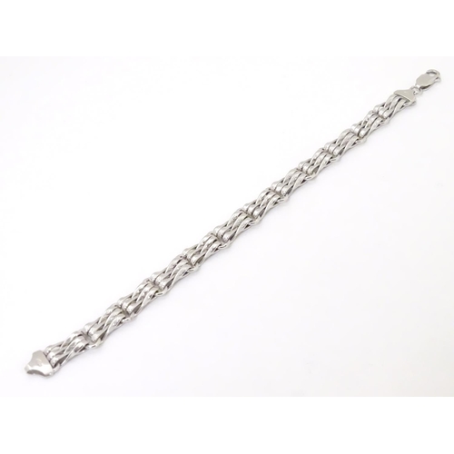 547 - A 9ct white gold bracelet approx 7 1/2