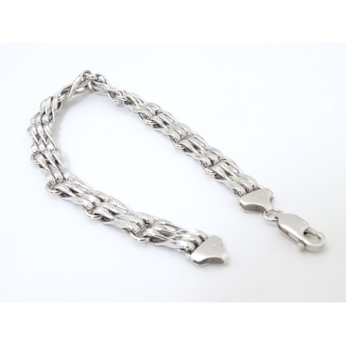 547 - A 9ct white gold bracelet approx 7 1/2