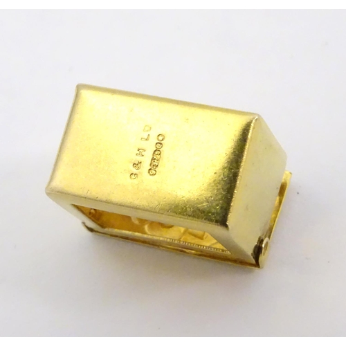 548 - A 9ct gold charm containing a miniature deck of cards 3/4