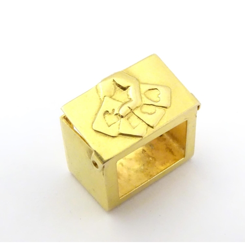 548 - A 9ct gold charm containing a miniature deck of cards 3/4