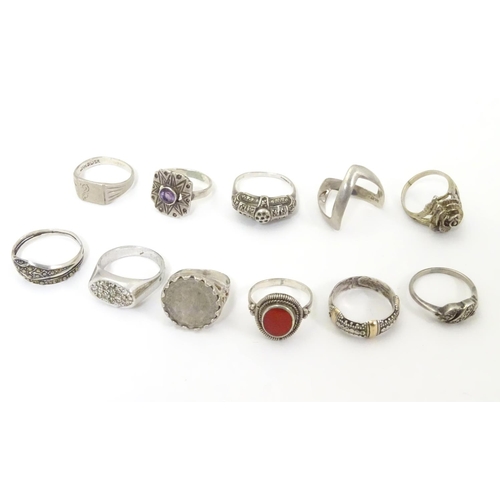 553 - Eleven assorted silver and white metal rings (11)