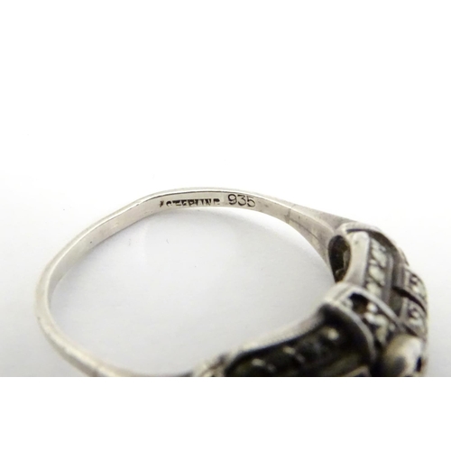 553 - Eleven assorted silver and white metal rings (11)