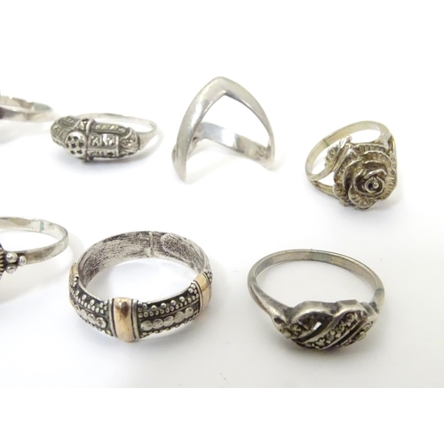 553 - Eleven assorted silver and white metal rings (11)