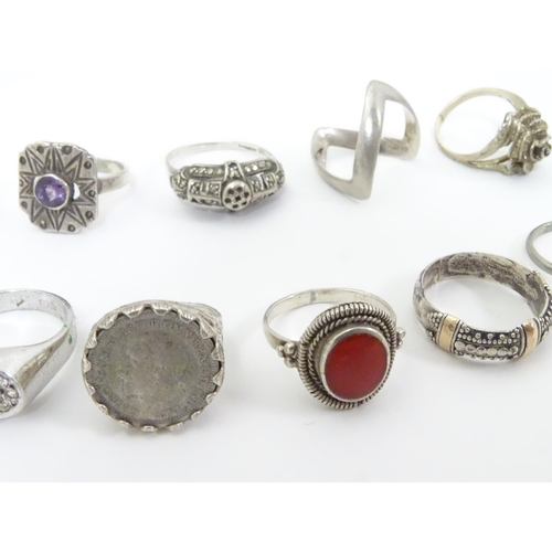 553 - Eleven assorted silver and white metal rings (11)