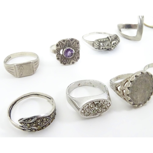 553 - Eleven assorted silver and white metal rings (11)