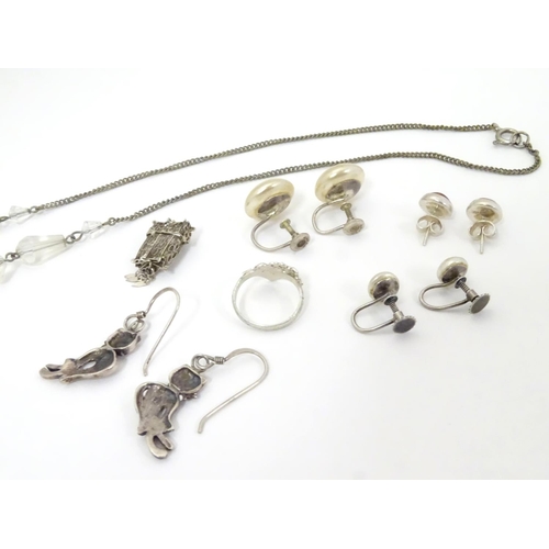 559 - Assorted jewellery to include drop earrings formed as cats, stud earrings etc