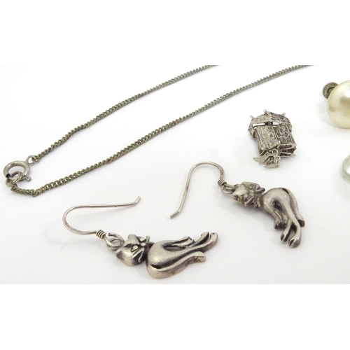 559 - Assorted jewellery to include drop earrings formed as cats, stud earrings etc