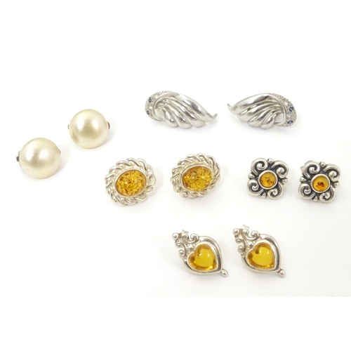 564 - 5 assorted pairs of silver and silver plate earrings, some set with amber cabochon